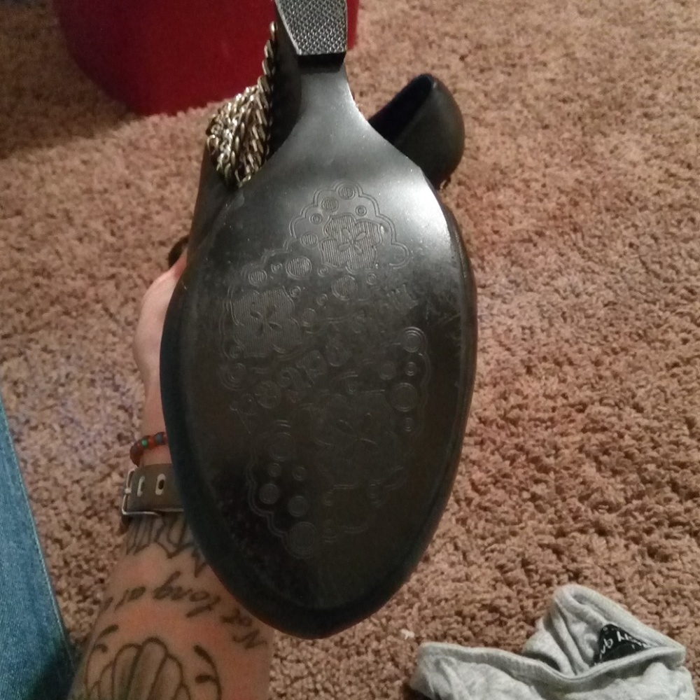 Not Rates Chain Heels - Picture 4 of 4